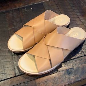 Clarks Willow Art Leather light tan  Flat Sandals 8.5